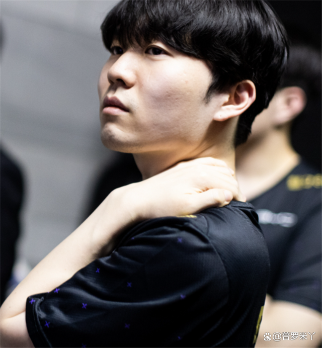 九游体育下载-Rookie新星比赛局势复杂表现突出，SKT前途光明！观众掌声雷动的简单介绍