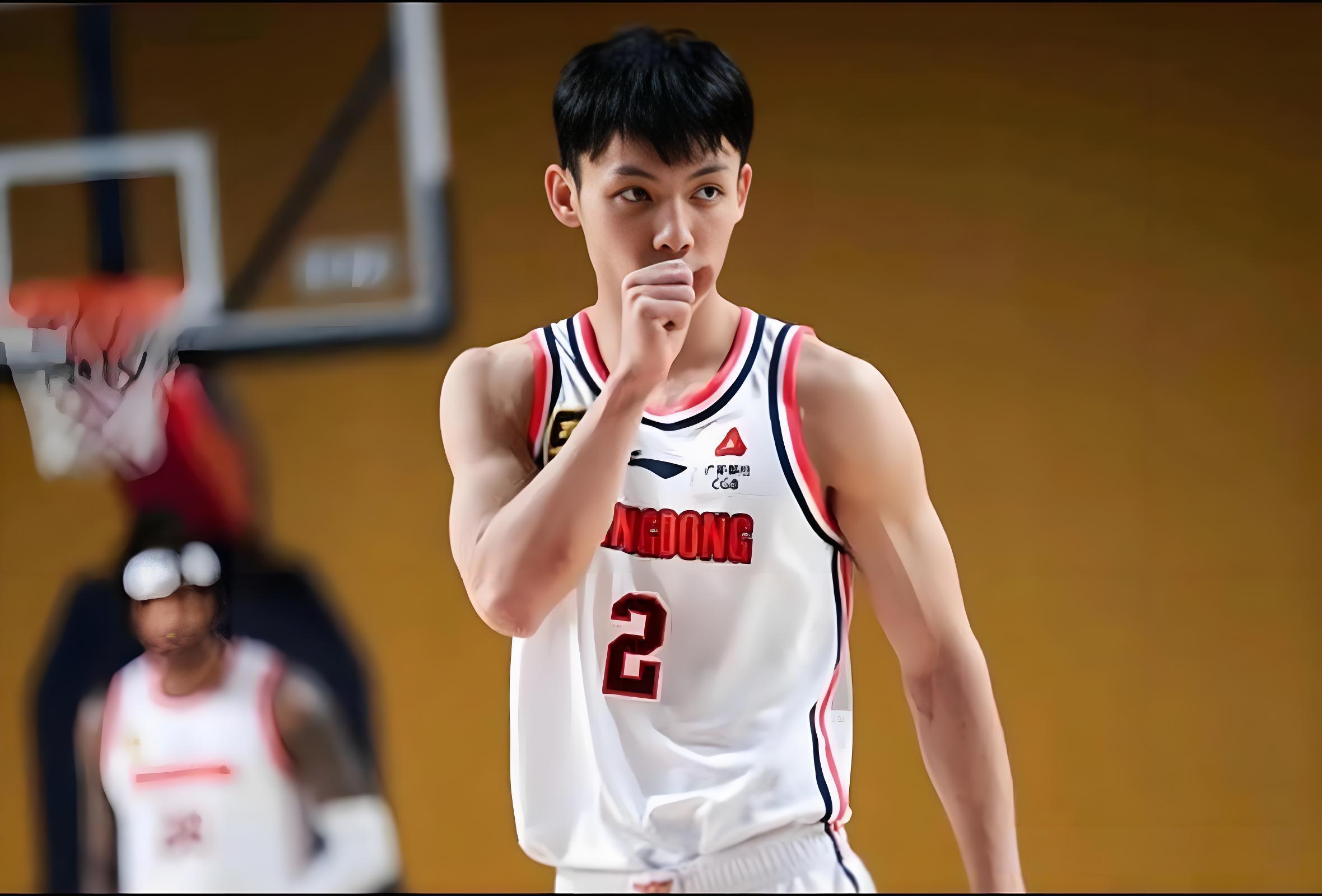 九游体育下载-赛前体能课后，深圳男篮远射贴柱备战社区盾，悬念犹存，资深球员宣示担当(深圳男篮周鹏简历)