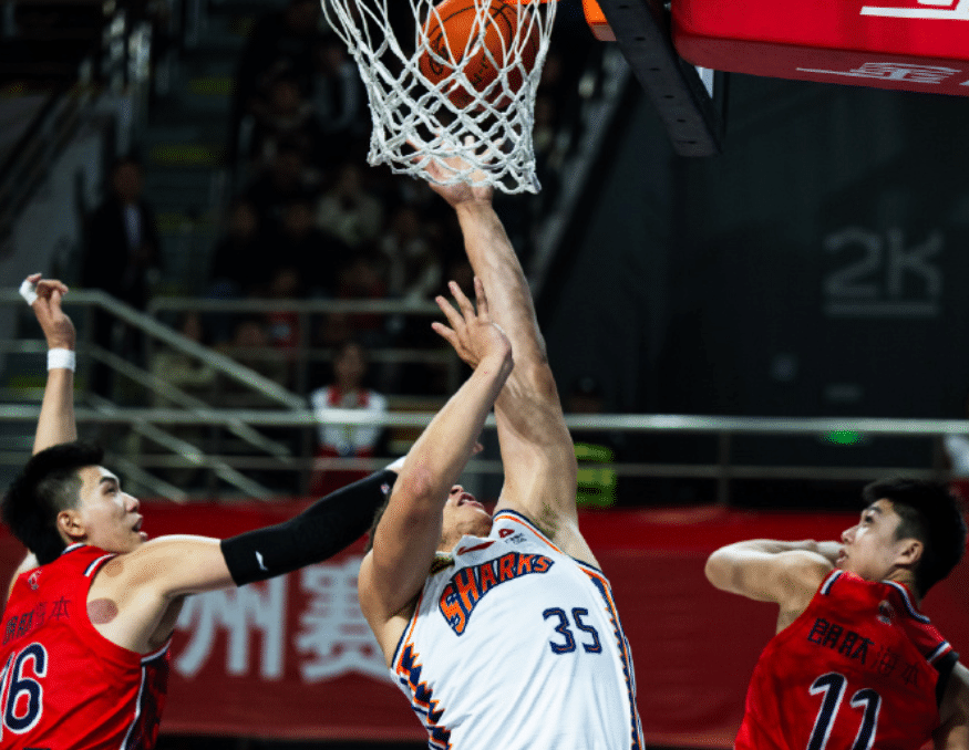 九游体育APP-库里面前投绝杀少年帅爆了